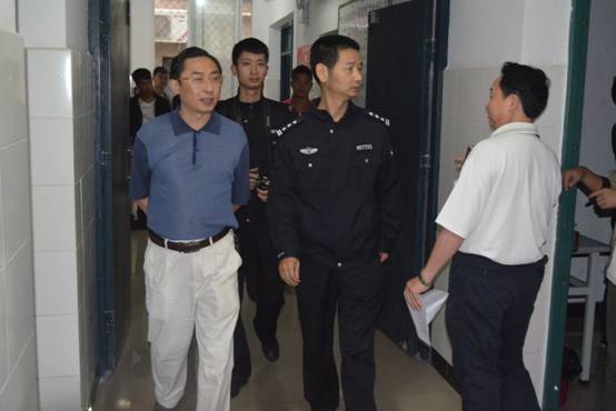 我校安全委員會對男生寢室進(jìn)行了一次突擊檢查