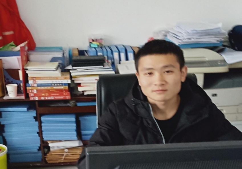 優(yōu)秀畢業(yè)生展播⑧： 厚土育新苗，人生綻風(fēng)采——何松